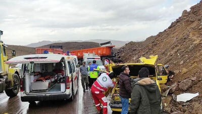 10 کشته و مصدوم در شاخ به شاخ شدن تریلی و خودرو سواری + عکس