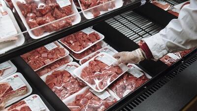 آمار نصف شدن میزان سرانه گوشت متعلق به چند ماه اخیر است؛ یعنی در چند ماه اخیر گوشت به این وضعیت افتاده / شرایط سخت شده؛ بازار هم تنظیم نیست / مغازه‌ها اگر تقاضا‌هایشان برآورده نشود قیمت در شب عید بالاتر می‌رود
