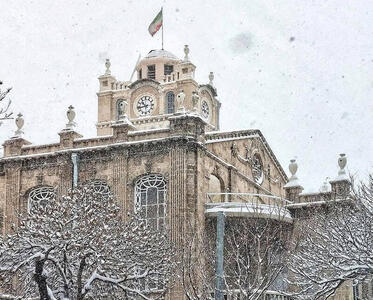 تصویری زیبا از برج ساعت تبریز در یک روز برفی