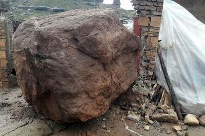 ببینید / سقوط عجیب سنگ بزرگ در روستای دهبکر مهاباد
