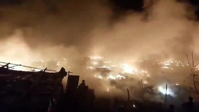 فیلم| آتش‌سوزی شدید در محله زاغه‌نشینِ دهلی
