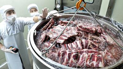 فرآیند پخت و بسته بندی هزاران کیلو دنده گاو در یک کارخانه مشهور کُره ای (فیلم)