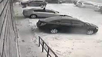 لحظه فرو ریختن سقف روی خودرو‌ها بخاطر برف سنگین (فیلم)