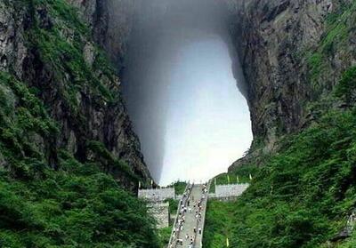 ببینید / کوهی در چین که دروازه ای به بهشت دارد