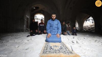 (تصاویر) اقامه نماز در مسجد تاریخی عمر که در حمله اسرائیل تخریب شد