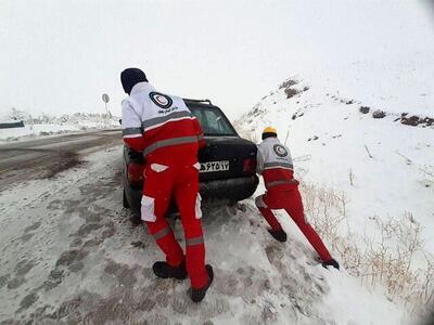 در راه ماندن بیش از ٥٠ خودرو در برف و کولاک تکاب | امدادرسانى به بیش از ١٢٠ نفر