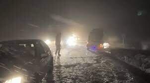 کولاک ۵۰ خودرو را در جاده های آذربایجان غربی زمین‌گیر کرد | حجم برف و سرعت این کولاک را ببینید