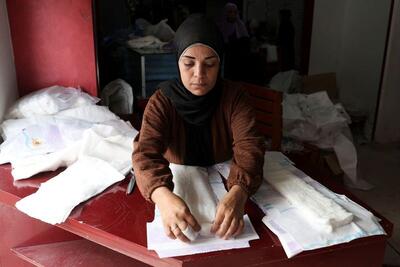 غزه ؛ تبدیل مزون عروس به کارگاه تولید پوشک بچه (+عکس)