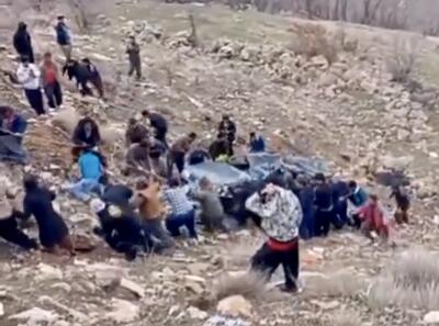 فیلم | مردم خودروی سقوط کرده در دره را بیرون آوردند | این ویدئو به سرعت در فضای مجازی پربازدید شد