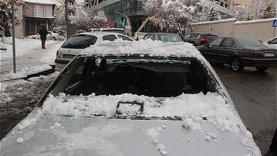 ببینید / لحظه فرو ریختن سقف روی خودروها بخاطر برف سنگین