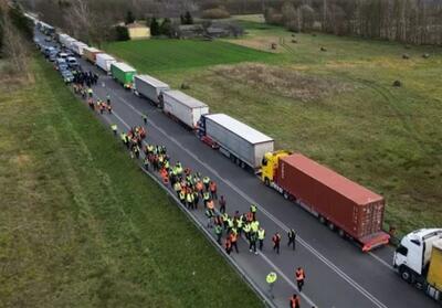 کشاورزان خشمگین لهستانی حمل و نقل بار در مرز اوکراین را متوقف کردند - تسنیم