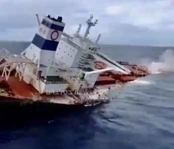 لحظه غرق شدن کشتی انگلیسی پس از اصابت موشک‌های یمنی + فیلم