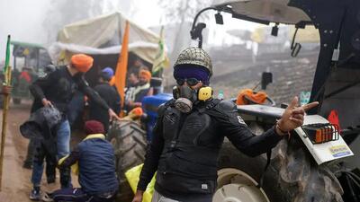 برخورد پلیس هند با کشاورزان معترض با گاز اشک‌آور
