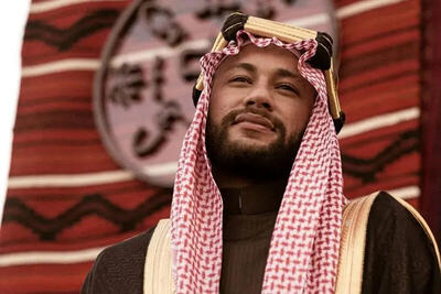 ببینید | حضور نیمار در رختکن الهلال با لباس عربی