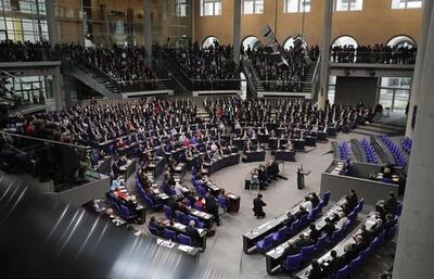 پارلمان آلمان به پیش‌نویس قطعنامه ارسال تسلیحات دوربرد به اوکراین رای داد