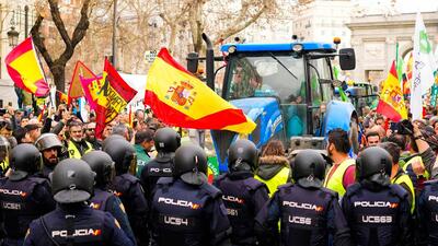 ویدیوها. کشاورزان اسپانیا با تراکتورها در خیابان‌های مادرید