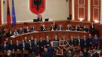 ویدیوها. اپوزیسیون آلبانی رای پارلمان را در صحن آن با مواد آتش‌زا به چالش کشید