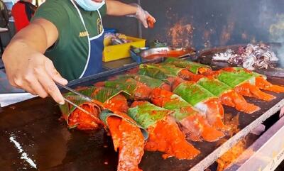 (ویدئو) غذای خیابانی مشهور در مالزی؛ کباب ماهی در برگ موز و ماهی مرکب سرخ شده