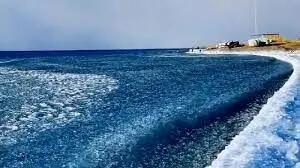 نمایش زیبایی از امواج یخ‌زده + فیلم