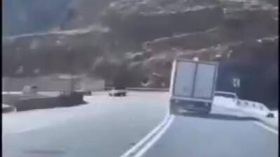 فیلم/لحظه بریدن ترمز یک کامیونت در سراشیبی جاده