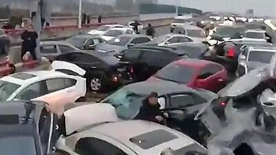 تصادف زنجیره‌ ای بیش از یکصد خودرو در بزرگراهی در چین