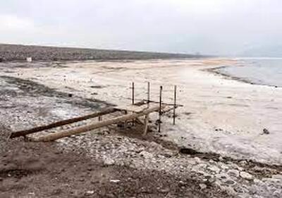 لحظه رها سازی آب یک سد به سمت دریاچه ارومیه