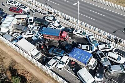 ببینید | تصاویر جدید از تصادف زنجیره‌ای ۱۰۰ خودرو در شرق چین