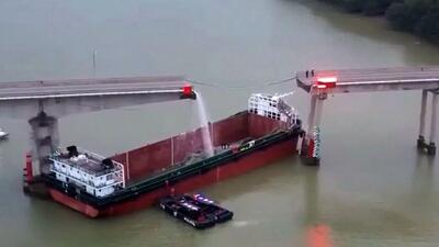 برخورد کشتی غول‌پیکر به پلی در چین / 5 نفر کشته شدند