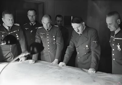 عکس/ لحظه‌ای از برنامه‌ریزی هیتلر برای جنگ