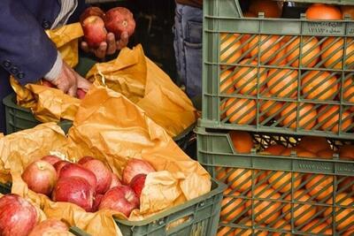 میوه تنظیم بازاری ۱۵ درصد زیر قیمت بازار عرضه می‌شود/ آغاز توزیع میوه از نیمه اسفند