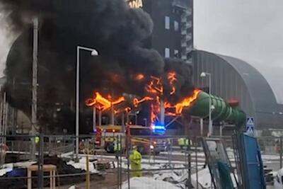 ببینید | تصاویر تازه از آتش‌سوزی مهیب در پارک آبی در حال ساخت در دومین شهر بزرگ سوئد