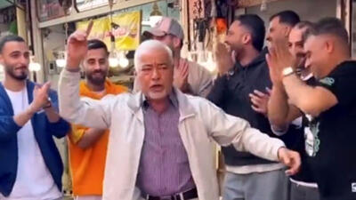 فیلم/ اجرای جدید و جالب آهنگ آو آو آو توسط صادق بوقی در بازار ماهی فروشان رشت