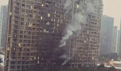 آتش‌سوزی گسترده در یک آسمان‌خراش در چین