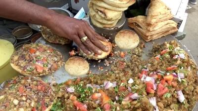 غذای خیابانی در هند؛ پخت و سرو پیتزا کولچا (فیلم)