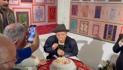(ویدئو) جشن تولد ۹۰ سالگی علی نصیریان