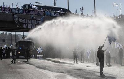 فیلم/ حمله پلیس اسرائیل به معترضان با ماشین آب‌پاش