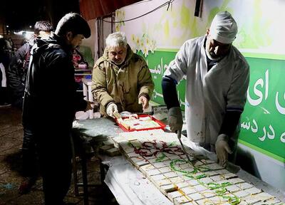 برش کیک ۶۰ متری در عرصه میدان شهدا مشهد