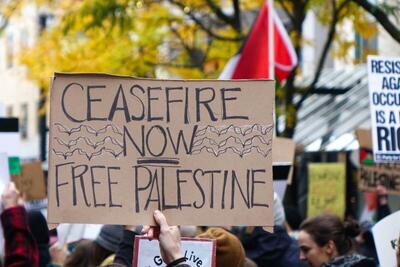 جشنواره بریتانیایی با فریاد «آتش‌بس فوری! غزه را آزاد کنید» مختل شد