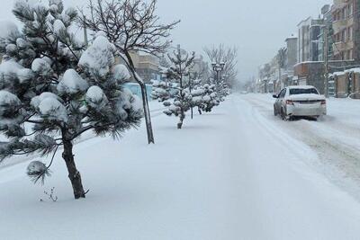 راهداران چهارمحال و بختیاری به ۱۵۰ خودرو گرفتار در برف امدادرسانی کردند