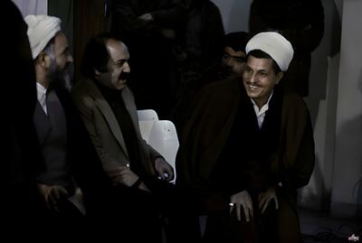 عکس/ تصویر کمتر دیده شده از مرد تاثیرگذار دهه شصت در مراسم تصدی ریاست جمهوری بنی‌صدر