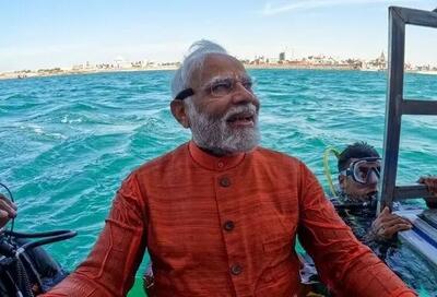 نمازخواندن نخست وزیر هند در عمق دریای عرب