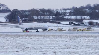 حجم سنگین برف  فرودگاه رشت را تعطیل کرد |  وضعیت باند هواپیما را ببینید