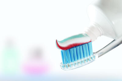 استفاده از خمیردندان برای از بین بردن جوش صورت موثر است؟ | مضرات خمیر دندان برای پوست