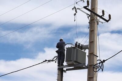 توسعه و اصلاح بیش از ۴۰۰ کیلومتر شبکه توزیع برق در استان سمنان