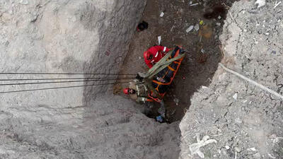 سقوط هولناک مرد جوان به عمق چاه 8 متری / کمر و پاهایش شکست + عکس
