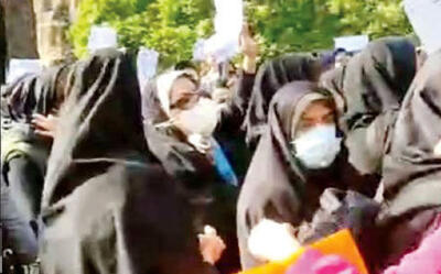 تجمع پرستاران شیراز     در اعتراض به اضافه‌کار اجباری