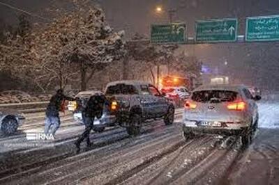 عابران منطقه ۱ تهران در برف حبس شدند!
