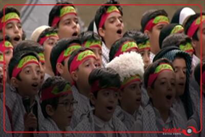 اجرای گروه سرود آباده در حضور حضرت آیت‌الله خامنه‌ای در دوران ریاست جمهوری و اهدای جایزه به آن‌ها