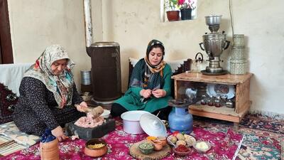 (ویدئو) پخت جالب کوفته با مرغ توسط یک مادر و دختر روستایی ارومیه ای