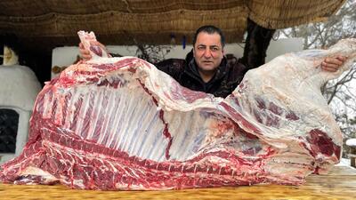 (ویدئو) نحوه تهیه سوسیس واقعی با گوشت یک گاو بزرگ توسط آشپز مشهور آذربایجانی